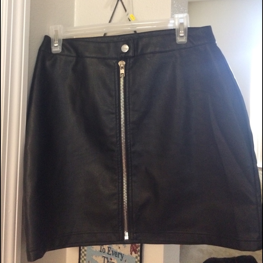 100 percent polyester skirt . Size L